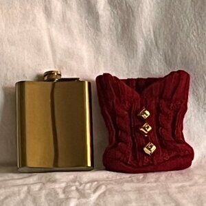 Gold-Tone Flask w/Screw Top and Knitted ‘Sweater’ Cozi